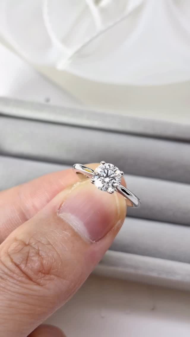 ส่งมอบแหวนให้ลูกค้าเซอร์ไพรส์ขอแฟนแต่งงานกันอีกวงครับ ยินดีด้วยกับลูกค้าทั้งสองท่านนะครับ • แหวนเพชรชู GIA 1.01กะรัต น้ำ99 E color VS2 3EX NONE • 18K White Gold ✨💍
.
Budget : 15x,xxx THB +/-
.
ลูกค้าที่สนใจแวะมาชมสินค้า รบกวนนัดหมายล่วงหน้าก่อนนิดนึงนะครับ ☺️
.
ตัวเรือนทองแท้18K พร้อมเพชรใบเซอร์ GIA สำหรับขนาด 0.18 กะรัตขึ้นไปทุกเม็ด
.
หน้าร้านใกล้ BTS เพลินจิต พร้อมบริการหลังการขายทุกเรื่อง ดูแลลูกค้ามาแล้วกว่าสองพันคู่ ชมรีวิวจากลูกค้าได้ที่ >> https://www.minimojewelry.com/testimonial
.
ดูแบบแหวนทั้งหมดได้ที่ —> https://www.minimojewelry.com/weddingringsdesign
.
** แถมฟรี เลเซอร์สลักชื่อ เลือก Font ที่ชอบได้
** พร้อมกล่องแหวนสวยๆสำหรับเข้าพิธี
.
💎 Inbox: m.me/minimo.jewelry
💎 Line: @minimo.jewelry (มี @)
💎 Web: http://minimojewelry.com
💎 Call: 092-456-9509
.
** เนื่องจากงานของทางร้านเป็นงานสั่งทำตามความต้องการของลูกค้า ราคาจึงอาจมีการปรับเปลี่ยนตามดีไซน์ สเปคเพชร ไซส์แหวน และราคาทอง/เพชร ในแต่ละช่วงเวลาครับ
.
#minimojewelry #แหวนคู่ #แหวนแต่งงาน #แหวนเพชร #แหวนหมั้น #diamond #diamondring #แหวนเพชรแท้ #เพชรGIA #engagementring #ทองแท้ #เพชรแท้ #weddingring #เพชรแท้ราคาโรงงาน #แหวนเพชรGIA #weddingring #แหวนชู #แหวนหมั้น #ring #ใบเซอร์gia #เพชรน้ำ100 #งานแต่งงาน #เซอร์ไพรส์ขอแต่งงาน #ขอแต่งงาน #ແຫວນແຕ່ງງານ #ງານແຕ່ງດອງ #ຮ້ານເພັດ #ແຫວນແຕ່ງດອງ