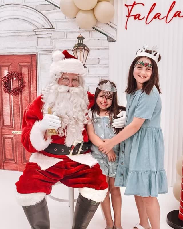 As Santa stepped out, the crowd gasped — then beamed with joy! 😍
The little ones rushed forward, clutching their letters and giggling as Santa knelt down to listen to every wish. 🎄
✨He handed out gifts (provided by our lovely hosts),
🎅 Posed for photos children and parents will keep for years
❤️ And created those heartwarming moments your little guests will never forget
But just when everyone thought the magic had peaked… something sparkly was brewing behind the scenes. ✨
Because no Christmas is complete without Santa’s helpers… 🎨🎈