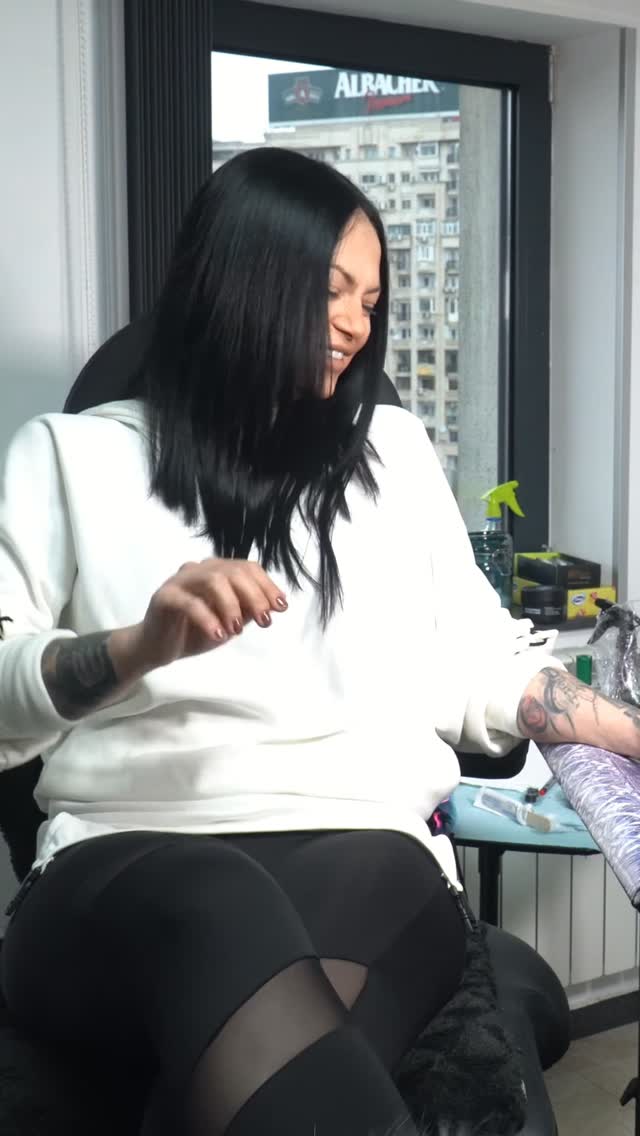 🎤 Tattoo Collector – Mc Anuryh despre cele mai PROASTE decizii când te tatuezi 😅💉
💀 1. Tatuaj pe gât?
Gândește-te. De zece ori.
Nu o dată, nu de două ori, de fucking zece ori.
Și după… mai gândește-te încă o dată. 😭
💀 2. Crema anestezică?
Pe scurt: NU.
Anuryh a încercat. Și a plătit: 4 zile și 4 nopți fără somn, doar nervi și regret.
„Suferi acum, dar ți-e bine mai încolo. Pentru că… nu fiți români, dragi români.” 🤦♂️
💀 3. Dar dacă la alții funcționează?
Simplu: „Au pact cu Satana.”
Nu există altă explicație. 😂🔥
Dacă vrei să te tatuezi, informarea e salvarea. Restul… se simte.
#TattooCollector #McAnuryh #TattooTruths #TattooHumor #Tatuaje #RomaniaTattoo #RealityCheck