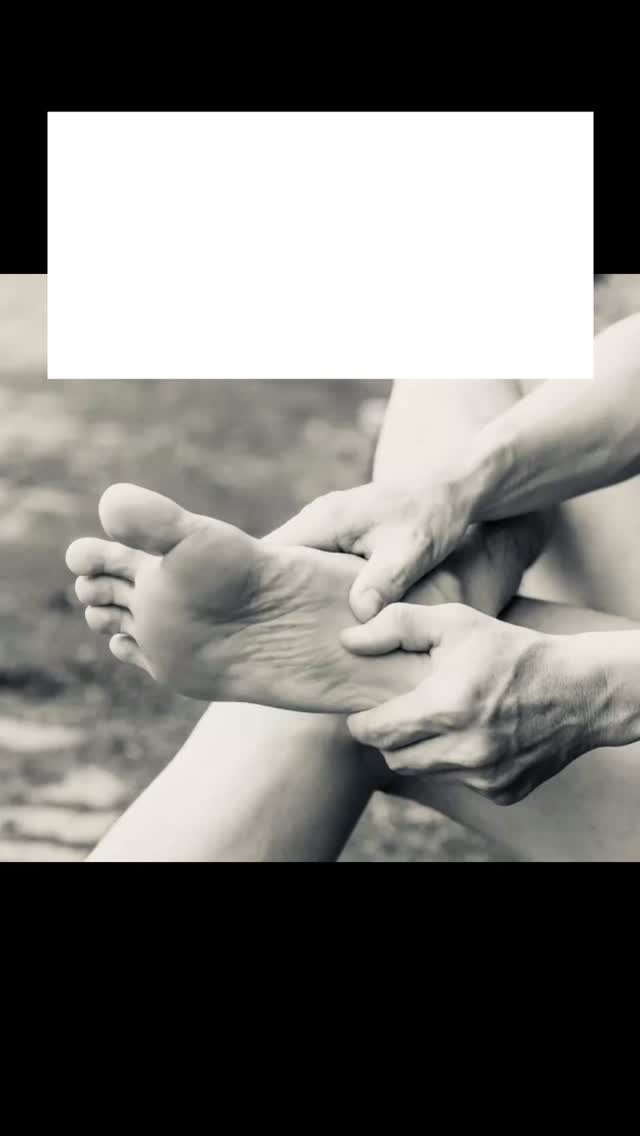 🌿 Et si vos pieds vous racontaient votre histoire ?
« Un jour, une personne accompagnée en réflexologie m’a dit : Aurore, grâce à vous, j’ai retrouvé l’équilibre… littéralement ! »
Vous en avez assez de cette douleur au talon qui vous freine au quotidien ? L’épine calcanéenne (ou fasciite plantaire) est souvent le signe d’un corps qui vous demande de ralentir : tensions, microtraumatismes, ou même un stress accumulé.
En réflexologie plantaire, chaque pied est une carte de votre bien-être. En stimulant des points réflexes précis, je vous accompagne pour :
✅ Soulager la douleur en détendant les tissus impliqués
✅ Retrouver de la mobilité avec douceur
✅ Rééquilibrer votre énergie, car le pied est bien plus qu’un appui : c’est un miroir de vos émotions.
Pourquoi cette douleur ? Les causes sont multiples : chaussures inadaptées, morphologie du pied, surpoids, ou simplement un corps qui vous murmure « Prends soin de toi ». Et si c’était le moment d’écouter ?
🔆 Mon approche ?
• Un accompagnement sur-mesure, nourri par des formations continues pour vous offrir le meilleur.
• Une complémentarité avec la médecine conventionnelle : La réflexologie ne remplace pas un diagnostic médical, mais elle complète les traitements conventionnels pour un soulagement progressif durable.
• Une écoute bienveillante, parce que votre histoire compte.
💡 Prêt·e à faire le premier pas vers un mieux-être ?
→ Découvrez mon article complet sur mon blog (page BLOG depuis le site www.ressource-aurore.fr)
→ Prenez rendez-vous au cabinet Ressource Aurore (Rennes, métro Le Triangle – entrée bâtiment Le Quadri, côté nord, à l’opposé du restaurant Dada).
→ Prise de rendez-vous via PLANITY « Aurore Delebarre Courcoux, réflexologue, Rennes ». Ou directement depuis mon site www.ressource-aurore.fr (lien en bio)
📅 Votre corps vous remerciera… et vos pieds aussi ! 👣
#EpineCalcanéeenne
#FasciitePlantaire
#DouleurAuTalon
#SoinNaturelPied
#BienEtrePied
#RéflexologieEtSanté
#SoulagementNaturel
#AponévrositePlantaire
#MédecineDouce
#SantéNaturelle
#BienEtreAuQuotidien
#SoinDuPied
#MassagePlantaire
#ConseilSanté
#PrendreSoinDeSoi
#RennesBienEtre