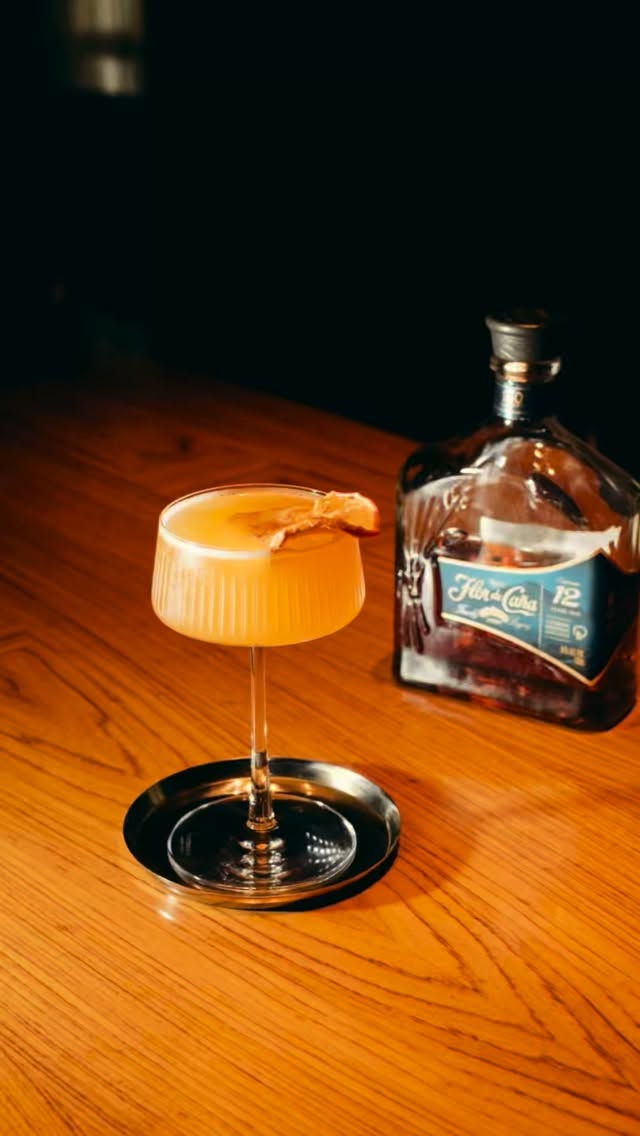 Die Qual der Wahl? Oh yes.
Von Cocktailklassikern bis Signature-Drinks – bei uns findest du garantiert etwas, das sitzt.
Stöber durch unsere Karte…
und wenn du ganz lieb zu unserem Barkeeper bist, mixt er dir vielleicht sogar etwas Off-Menu. 😉🍸
Neue Cocktailkarte? In the making.
Neue Woche? Starten wir doch direkt mit guten Drinks.
Und psst:
Boozy Xmas Market Grand Opening: diesen Mittwoch, 19. November, ab 17:00 Uhr. 🎅🏽☕️🍾 Hot Cocktails & Glühwein.
Wir freuen uns auf euch! ✨🍹🎄
#lvdwigbar #cocktailbar #cocktailbarvienna #barsvienna #viennadrinks #viennabars