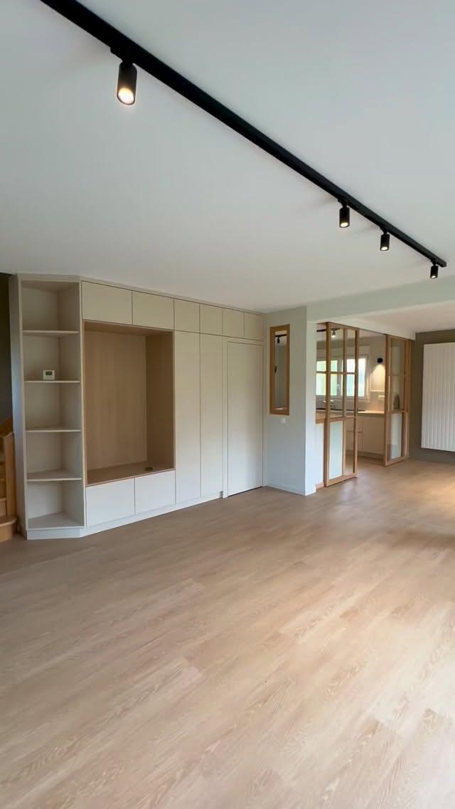 Dans cette salle, il y avait un vrai défi : intégrer un accès nuit sans rompre l’équilibre du lieu.
Plutôt que d’imposer une porte visible, j’ai choisi une approche plus subtile : la faire disparaître dans le décor.
Finitions affleurantes, continuité des lignes, teintes parfaitement coordonnées… tout a été pensé pour que l’œil ne perçoive qu’une seule chose : l’harmonie.
Et aujourd’hui, je vous dévoile ce petit secret caché dans le meuble. ✨
#architectureinterieure #designinterieur #portesdissimulees #portesaffleurantes #amenagementinterieur #projetdesign #renovation #interiorarchitecture #interiordesign #detaildesign #harmonie #surmesure #agenceinterieur #architecteinterieur #avantapres #inspirationdeco #decofrançaise #designfrançais #travauxmaison #astucedesign #minimalisme