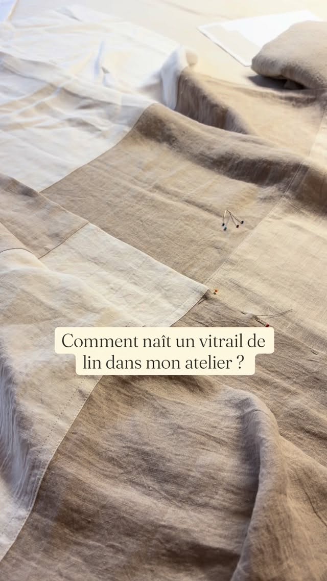 Comment naît un vitrail de lin dans mon atelier ?
D’abord, j’assemble chaque morceau…
Puis les coutures prennent le relais, ligne après ligne, jusqu’à trouver l’équilibre des formes et nuances.
Un petit extrait de ce que vous pourrez découvrir en vrai ce week-end au Dolce Manufactura à La Hulpe ✨
📅 21 → 23 novembre 2025
📍 Dolce Manufactura – La Hulpe @dolcelahulpe
✨ Salon des Métiers d’Art
🌳 Au cœur de la Forêt de Soignes
🕒 Vendredi : 14h–18h (pro) · dès 18h (ouvert à tous)
🕘 Samedi & dimanche : 11h–18h
#linbelge #decorationdinterieur #pojagi #linnaturel #rideauxenlin #matierenaturelle #surmesure #rideausurmesure #vitraildelin #madeinbelgium