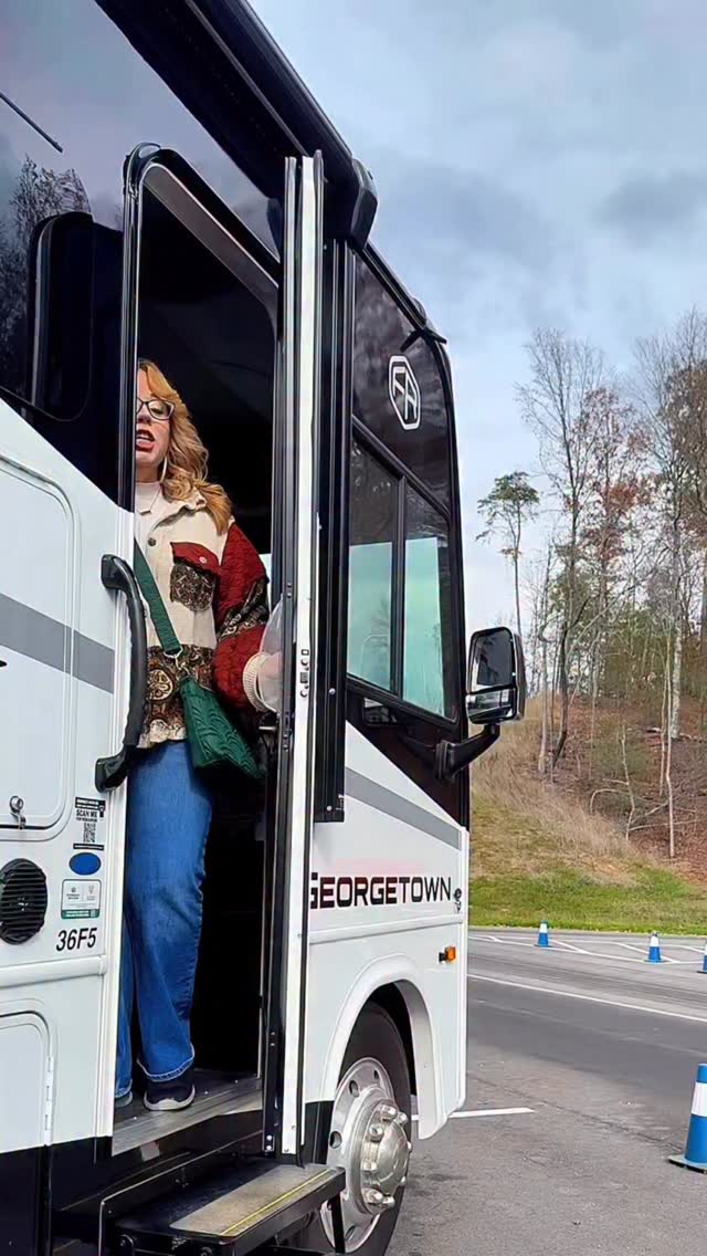 “Getaway to Dollywood, it’s home spun fun!” One does not simply go to Dollywood and not recreate their own version of this iconic tv commercial! How did I do? Honestly I’m pretty proud of myself🥰 #dollywood #dollyparton #lipsync #dollywoodthemepark #thedapperdanielle
