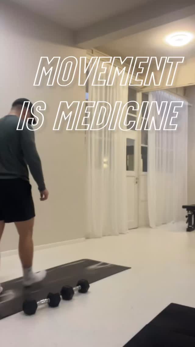 heut war ich mal RICHTIG schlecht drauf. Plan hat eigentlich schwere Deadlifts vorgesehen, aber wem machen wir hier was vor 🤓.
Also hab ich den Druck rausgenommen und mich einfach bewegt. Empfehle ich generell wenn du solche Tage hast. Fang mal an, und wenn’s nach 10 min immer noch alles doof ist, gehste halt wieder heim oder machst was anderes.
Am Ende hat’s trotzdem gutgetan.
Körper bewegt, Kopf sortiert. Bisschen passende Mukke gehört.
Deadlifts gehen dann morgen auch noch 🗿
#stuttgart #personaltrainingstuttgart #0711