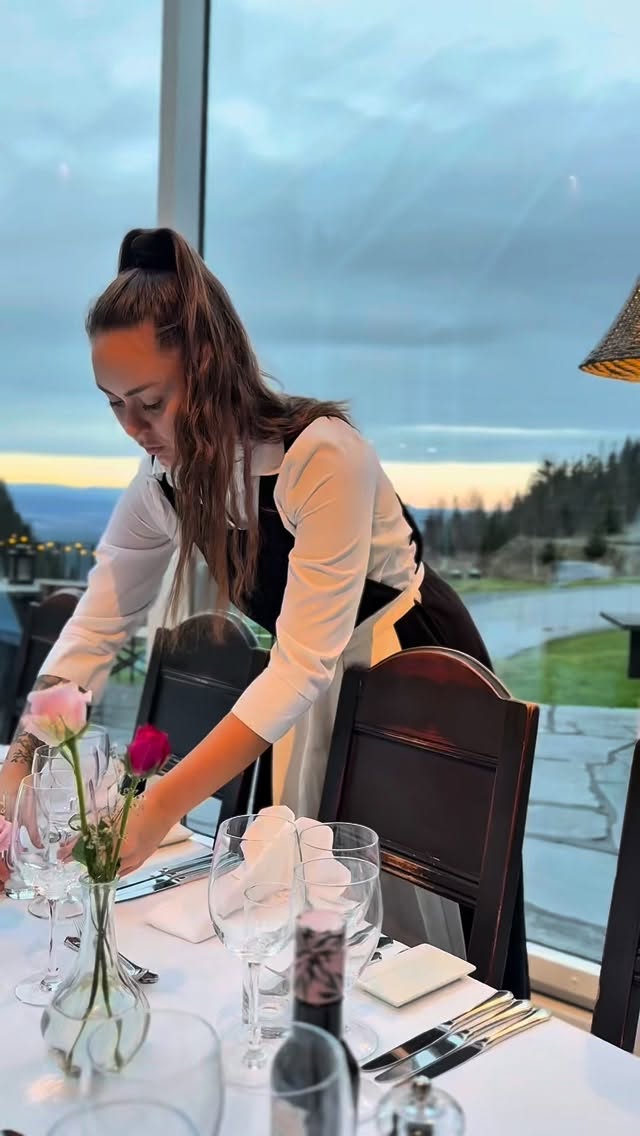 Den siste touchen før gjestene kommer.
#kleivstua #kleivstuahotell #møtestedetpåkrokskogen