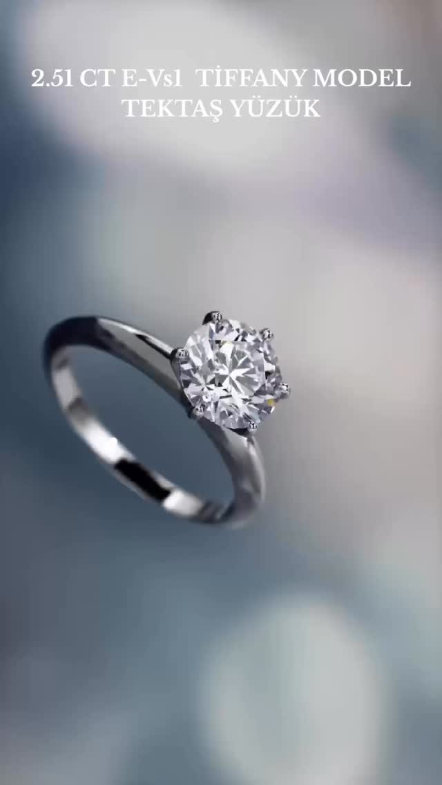 2.51 KARAT TIFFANY MODEL TEKTAŞ: Efsanevi Işıltı! 👑
Videoda gördüğünüz muhteşem tektaş, 2.51 CT ağırlığında E-VS1 Lab Grown Pırlanta ile hayat buldu. Pırlantanın saf beyaz E rengi ve gözle kusursuz VS1 berraklığı, 14 Ayar Altın üzerinde benzersiz bir parıltı sunar.
Sadece bir yüzük değil, nesilden nesile aktarılacak bir miras...
✅ **Karat:** 2.51 CT
✅ **Kalite:** E-VS1
✅ **Model:** Klasik Tiffany
✅ **Sertifika:** Uluslararası IGI sertifikalı.
💸 **Fiyat:** 53.900₺
Bu klasik tasarıma ve dev karata sahip olmak için hemen bize DM atın!
#tiffany#yüzük #kupe #kolye #bileklik #diamond #suyolu #tektas #tektaşyüzük #beştaş #bagetpirlanta #rings #necklake #nisanyüzğü💍 #pırlanta #labaratuvar #labaratuvarpırlanta #cvd #gift #hallowen #istanbullabdimaond #diamondlabistanbu