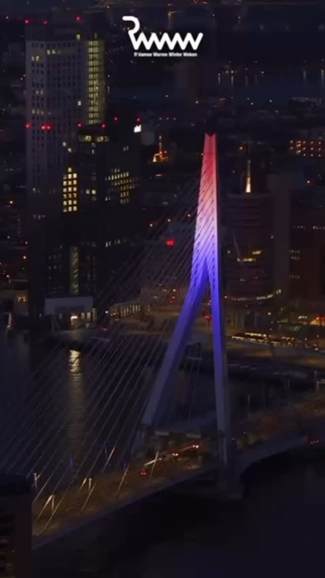 De Rotterdamse Warme Winter Weken komen eraan!
Rotterdamse ondernemers, bewoners en stadsverwarmers slaan de handen ineen voor een nieuw en eigen winterfestijn op z’n Rotterdams!
We zetten de komende feestmaanden samen het licht aan in onze stad en maken van de winter een tijd van hoop, ontmoeting, plezier en trots voor alle Rotterdammers én bezoekers aan het centrum.
Vanaf 12 december 2025 tot en met 4 januari 2026 verandert het hart van Rotterdam in een podium van licht, ontmoeting, creativiteit en verbondenheid. Iedereen is welkom. Iedereen kan meedoen!