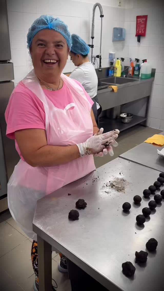 Datlové kuličky u nás voní kakaem, kokosem a skořicí…
…a hlavně radostí. 💛
Jsou veganské, krásně jemné a s úsměvem od ucha k uchu vám je každý den připravuje naše Květuš. Přijďte si zamlsat do našich kaváren a bister Mezi řádky. 😍
#etincellecz #meziradky #socialnipodnik #hendikepneniprekazka #bistro #kavarna