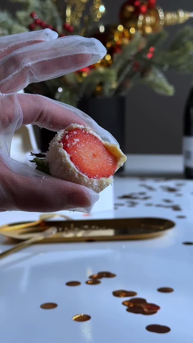 📦 Our festive boxes of premium Belgian chocolate-covered strawberries are the perfect gift:
🍓 Delicious
🎀 Elegant
💝 Universally loved#blissberry #chocolatecoveredstrawberries #premiumchocolate #giftideas #giftwithlove #strawberriesinchocolate