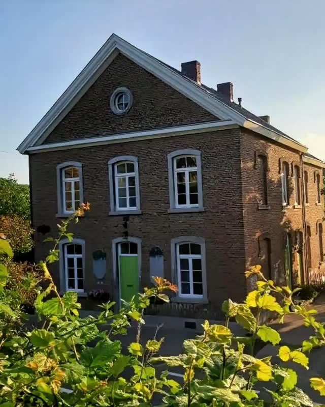 Morgen is het zover, we kijken er enorm naar uit je te zien bij Mille Fleurs!
Van 15.00 tot 20.00 uur vieren we ons 7,5-jarig jubileum van Mille Fleurs Apartments, waar luxe, natuur en cultuur elkaar ontmoeten. We openen onze deuren voor een bijzondere middag en avond vol kunst, cultuur en gezelligheid.
Ontdek de prachtige werken van Miriam Meertens, geniet van de smaken van Restaurant Café Modern, en laat je verrassen door muziek en ontmoetingen.
Praktisch:
Adres St. Pieterstraat 40, 3792 St.-Pieters-Voeren
Parkeren Mochten onze parkeerplekken vol zijn, dan adviseren wij om je auto op het kerkplein van St.-Pieters-Voeren te zetten.
Aanmelden Stuur ons een DM of mail naar info@millefleurs.be
De deur staat open voor jou, voor kunst, voor een bijzondere borrel. Zien we je morgen?
#MilleFleursApartments #KunstEnNatuur #MiriamMeertens #Voerstreek #Jubileum