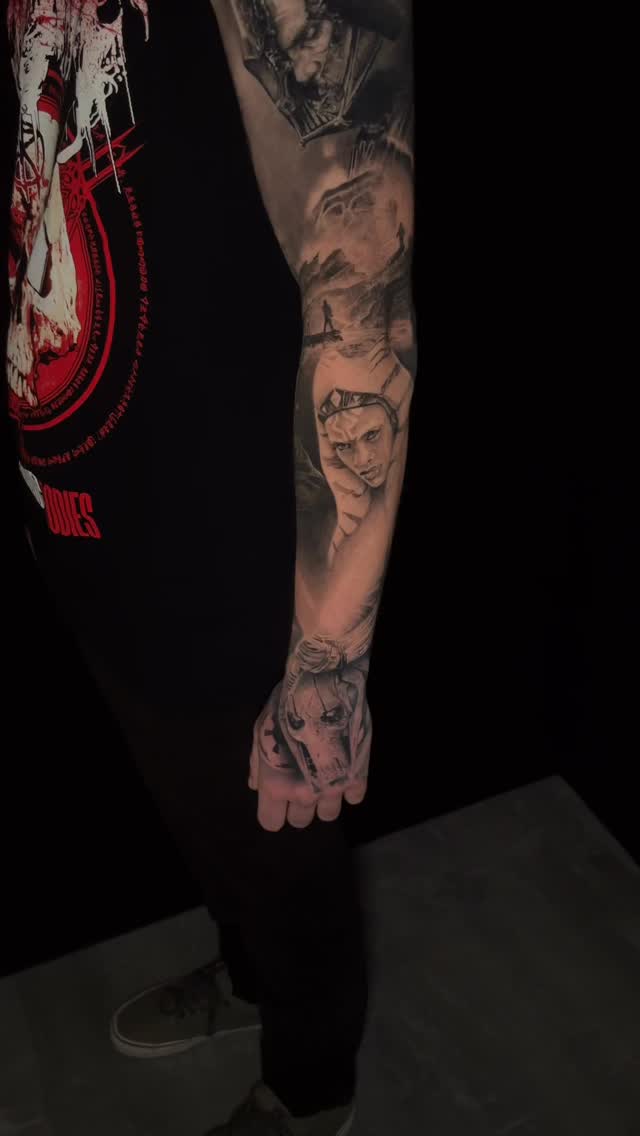 Bitte Bildbeschreibung lesen 😌
Wegen einer neuen Regel dürfen wir Tätowierer (Business-Accounts) leider keine lizenzierte Musik mehr in unseren Posts verwenden… schade, aber kein Weltuntergang.
Denn: Ich pack einfach meine eigene Musik drunter! 😁🔥
Viel Spaß beim Anschauen!
Star Wars Sleeve healed
#starwarstattoos #starwars #blackandgraytattoos #tattoo #inkbooster #nexustattoocartridges #iamink