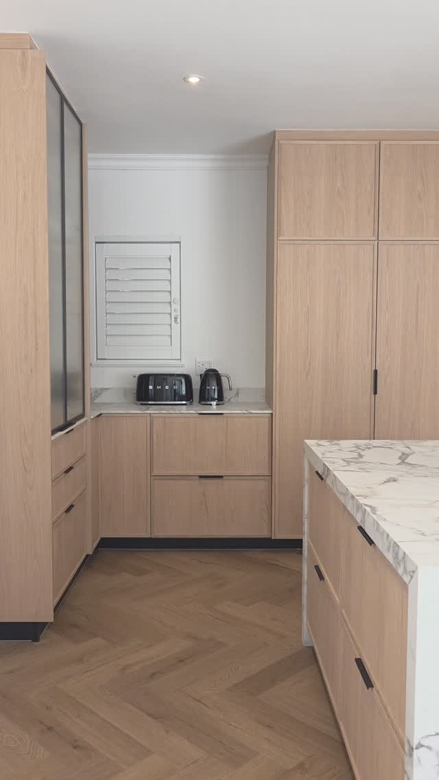 A calm, contemporary kitchen wrapped in natural oak and elevated by striking marble surfaces.
The glass-front display, sleek black accents, and softly lit open shelves create a refined, everyday-luxury feel.
A space designed for living beautifully and effortlessly.
#kitchendesign #kitcheninspiration #modernkitchen #oakkitchen #marblekitchen #interiorinspo #kitchenremodel #interiordesignideas #homestyling #kitchentrends #beautifulhomes #ContemporaryKitchen #camiinteriors