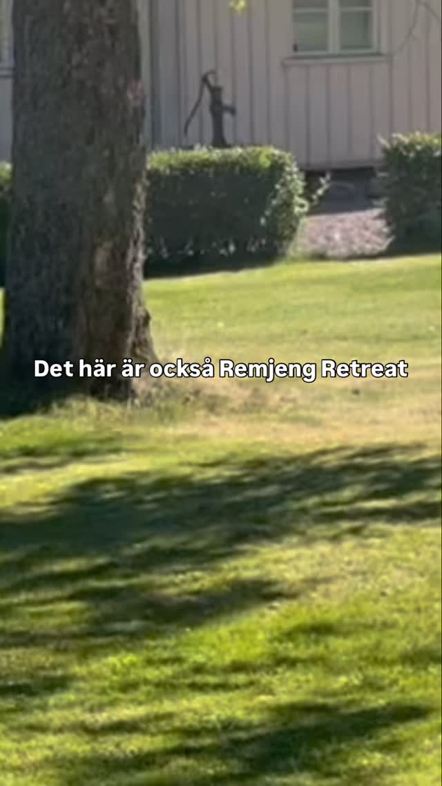 Många tänker på våra glampingtält.
Men visste du att du kan hyra hela gården?
Huvudhuset. Bastun. Orangeriet. Spabadet , pool & Skogen.
Ett ställe för att bara… vara. Fira Tillsammans.
🗣️ Hade du kunnat bokat gården ? Svara här 👇🏽
#remjengretreat #glamping #retreatplats #familjevänligt #naturupplevelse landsbygdsliv semesteriharmoni avkoppling slowtravel resmedbarn svenskasommar semesterboende hyrahus lantligtboende svensktretreat skapaegentid
