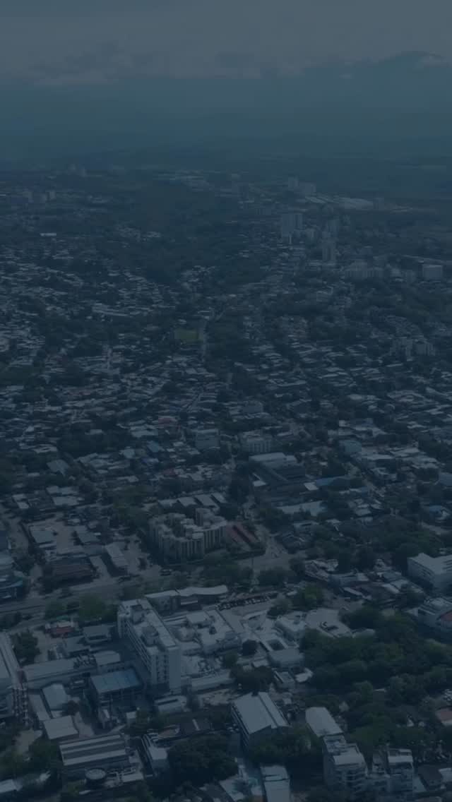 Neiva se proyecta al 2040 con visión y responsabilidad.
Santiago Vanegas Motta compartió ideas claves en el foro de académico de arquitectura y urbanismo en la @uniantonionarino : un POT moderno, una ciudad conectada al río Magdalena, y un uso del suelo que prioriza lo ambiental.
Promotora Parque SAS reafirma su compromiso con esta visión, construyendo proyectos que integran ciudad, comunidad y entorno.
Seguimos creando arquitectura de vida, para una Neiva que piensa en grande y crece con propósito.