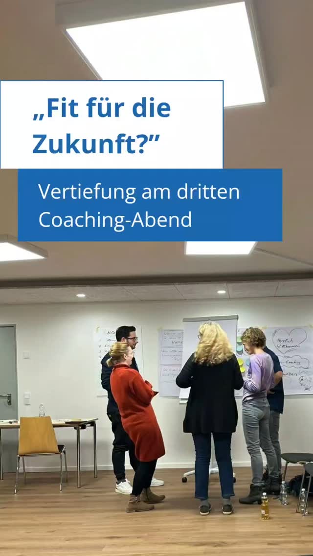 Unser dritter Abend im Vereinscoaching stand ganz im Zeichen von agiler Zusammenarbeit und kreativen Methoden der Vereinsentwicklung.
Gemeinsam mit Coach Michael Blatz lernten die Teilnehmenden eine Arbeitsweise kennen, mit der sich in kurzer Zeit konkrete Ergebnisse entwickeln lassen. In drei gemischten Gruppen entstanden innerhalb weniger Minuten ein Flyer, ein Podcast und ein Kinospot zur Gewinnung neuer Mitglieder. Jede Runde bestand aus Planung, Entwicklung, Präsentation, Feedback und einer kurzen Reflexion. Schritt für Schritt wurden die Ideen verbessert und weiterentwickelt.
Nach der Pause ging es um KI in der Vereinsarbeit. Am Beispiel echter Szenarien wurde gezeigt, wie Künstliche Intelligenz bei der Ansprache von Zielgruppen, der Erstellung von Texten oder bei der Generierung von Bildern unterstützen kann und wie ein guter Prompt aufgebaut ist.
Ein abwechslungsreicher und praxisnaher Termin mit vielen neuen Impulsen für die Vereine. Wir freuen uns schon auf das Finale im Dezember.
@lbebayern
@bayerisches_sozialministerium
@michael.blatz.beratung
@weltladenholzkirchen
@tsv_rottach_egern
@chor_orchesterverein_miesbach
@tvmiesbach
@feuerwehrschliersee
@das.bunte.haus.miesbach
#EngagiertInBayern #Vereinscoaching #NEAvernetzt #Ehrenamt #Vereine