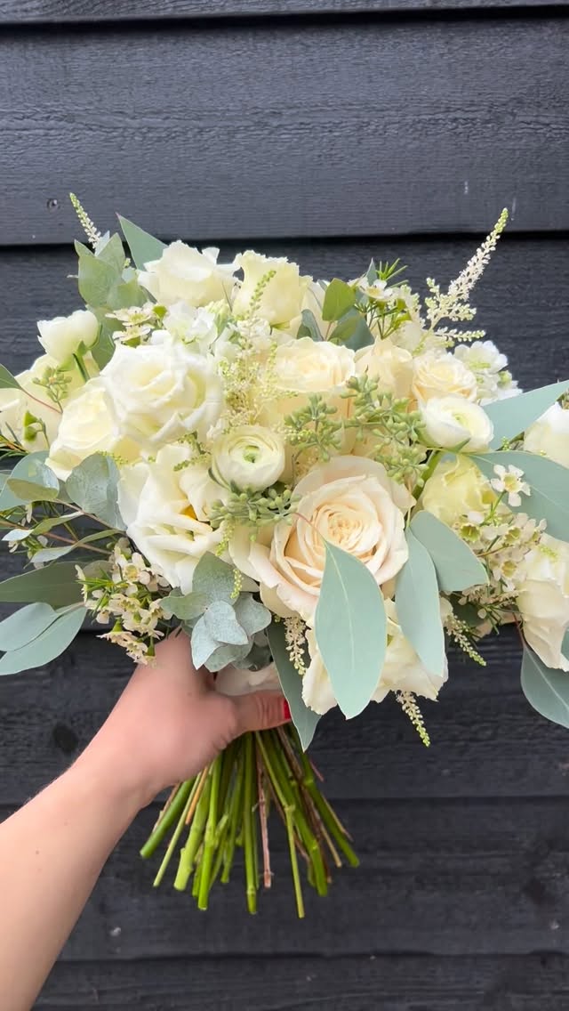 Elegant white florals for Hannah ✨
•
•
•
•
•
•
•
#bridalbouquet #bouquet #bride #flowers #florals #bridalflowers #wedding #weddingbouquet #whiteflorals #whiteflowers #weddingflowers