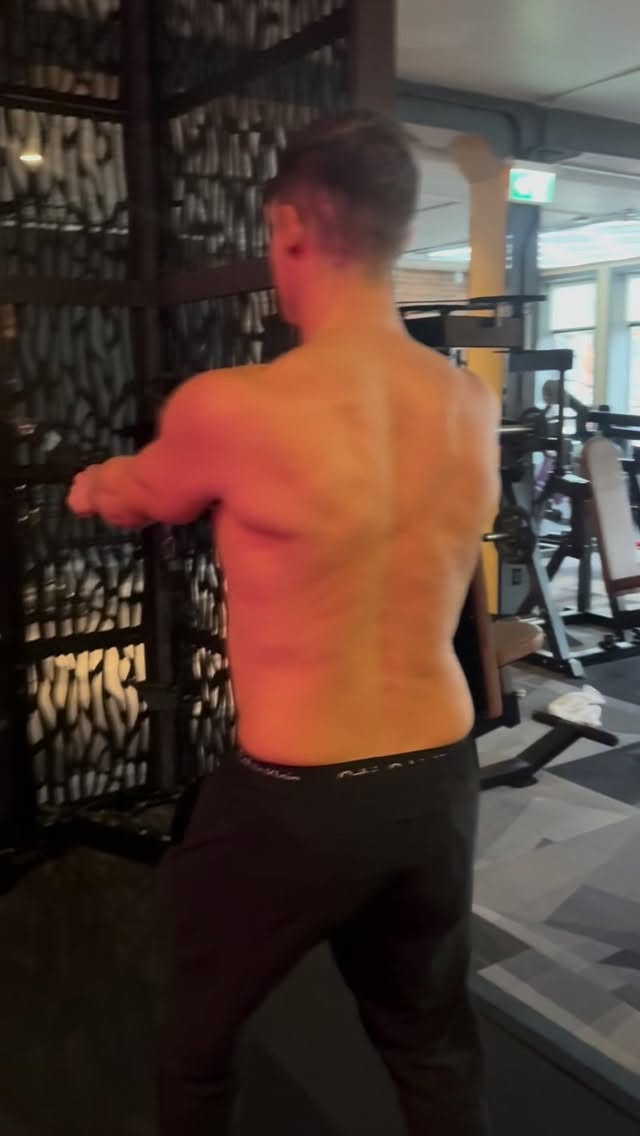 Hitting those rear delts @vanguard_vancouver