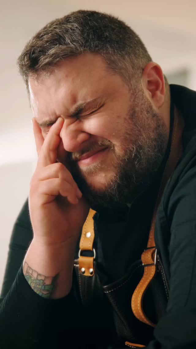 Cremele anestezice pot reduce durerea la începutul tatuajului… dar pot schimba textura pielii.
Piele mai moale, mai umflată sau „gumoasă” = linii mai greu de controlat și sesiuni mai lungi.
Iar după ce efectul trece, durerea poate deveni chiar mai intensă.
Folosește crema doar informat și doar cu acordul artistului tău.
#tattooedu #tattooartist #tattooing #tattootips #tattoostudio #skincarefacts