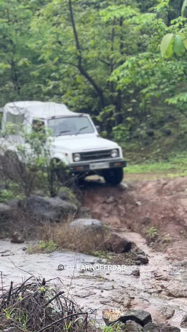 This is a three year old video but still makes a great teaching tool. Just the few degrees turn in the wrong direction made him topple. He re-attempted this offcamber descent with the steering always turned into the direction of tilt and made it across without issues. #learn
#learnoffroad #offroadjunkie #marutigypsy #gypsy #chinsipoint