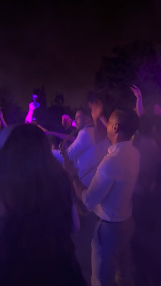 Good music… good sax player… and an amazing venue, are the ingredients for a perfect night with moments like this to remember 🎧🪩🕺💃 #destinationweddingdj #weddingdj #eventdj #diogoferreiradj #destinationwedding #weddingvenue #weddingsinportugal #weddingpalace #portuguesepalace #palacioqueluz #dancefloor #partypeoples #dancefloorvibes #housemusiclovers #housemusicdj #housemusicallnightlong #pioneerdj