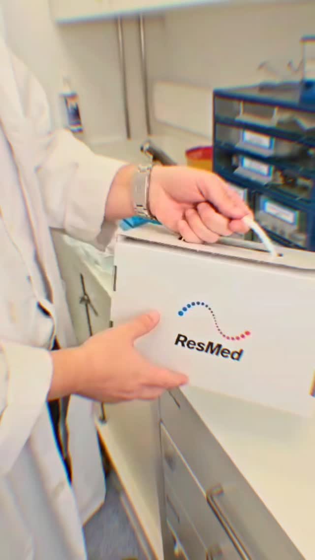 Sabia que o Dispositivo de Avanço Mandibular pode ser uma alternativa eficaz para a apneia obstrutiva do sono?
É um aparelho simples, feito à medida, usado durante a noite, que projeta a mandíbula ligeiramente para a frente e mantém a via aérea aberta.
Menos ressonar. Melhor oxigenação. Mais qualidade de vida.