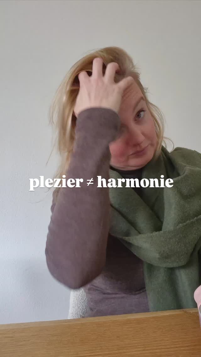 Verwachtingen laag. Plezier hoog.
Zullen we dat deze komende decembermaand een doen?
Maar ja… hoe krijg je dat plezier nou weer hoog?
Nou, in ieder geval niet door te zorgen dat iedereen om je heen het naar z’n zin heeft.
Ja jij! Ik zie je gelijk denken. 😏
Plezier is niet hetzelfde als harmonie.
En jij bent niet verantwoordelijk voor het plezier van de ander... alleen voor jouw eigen energie! 🤯
Toch schieten we in december vaak automatisch terug in onze zorgrol: de verbinder, de regelaar, de sfeermaker, de pleaser.... eigen plezier staat ergens onderaan het lijstje.
Dus laat ik 'm even omdraaien:
Wat geeft jóu plezier?
Wat vind jij leuk?
En waar heb jij stiekem al jaren geen zin meer in, maar doe je toch omdat “het nou eenmaal zo gaat”?
In de online reiki community gaan we dit patroon energetisch doorbreken en ervoor zorgen dat het óók jóuw maand wordt. Ja, kan écht 🧡
Kom je mee doen? ✨
Reageer dan met "kerstcommunity" en je ontvangt alle info hierover.