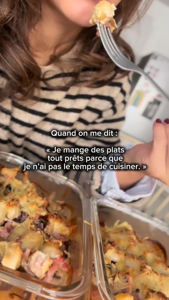 Gnocchis crémeux poulet, bacon & champignons au four
🧺 Ingrédients (1 plat)
• 150 g de champignons émincés
• 50 g d’allumettes de bacon
• 100 g de blanc de poulet en dés
• 150 g de gnocchis
• 40 ml de crème légère 12 %
• ¼ c. à café de fond de veau
• 10 g de mozzarella râpée
• Sel, poivre
🔥 Préparation
1️⃣ Préchauffe ton four à 200°C.
2️⃣ Mélange tous les ingrédients dans un petit plat (sauf la mozzarella).
3️⃣ Couvre avec du papier aluminium et enfourne 25 min.
4️⃣ Retire l’aluminium, ajoute la mozzarella, puis laisse gratiner 5 à 10 min.
Prêt en moins de 30 minutes, gourmand, crémeux et riche en protéines 😍