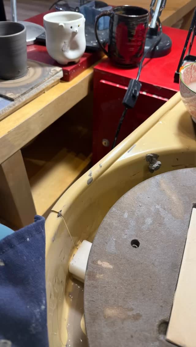 Toujours faire de la production bien hydraté! Et quand le contenant est génial, c'est toujours meilleur! Avec une tasse de Stephanie Blanchet et un gobelet de @creationsli !