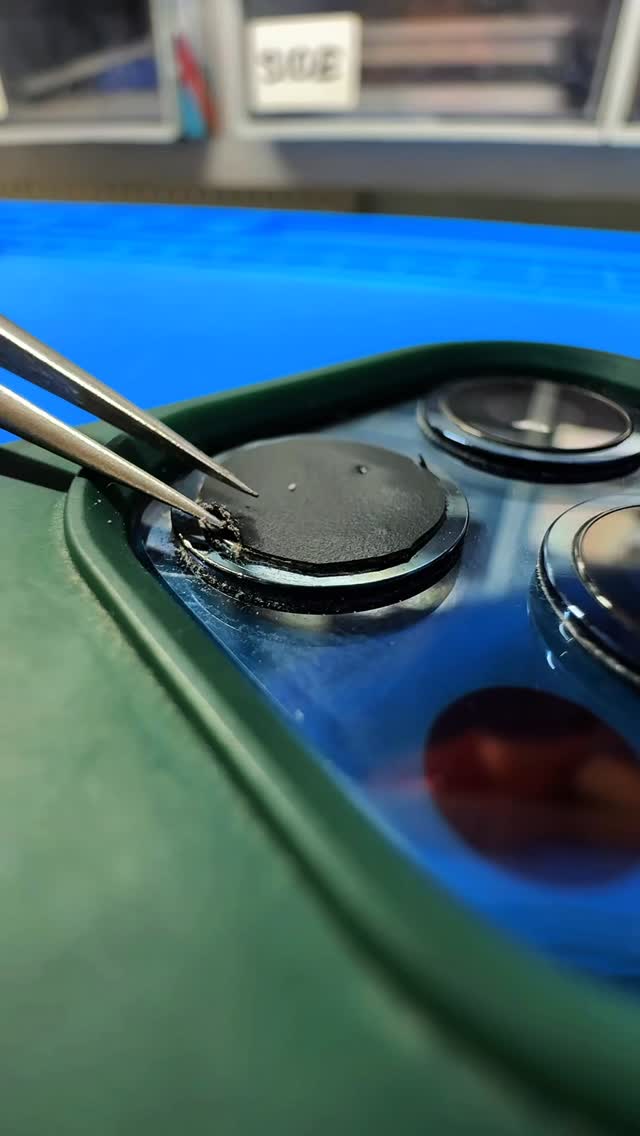 🇷🇴 Schimb sticlă originală de safir pentru camerele iPhone
Oferim schimbarea sticlei originale din safir a camerei iPhone, fără înlocuirea modulului foto, pentru a păstra calitatea originală a pozelor și videoclipurilor. Folosim sticlă de safir originală, extrem de rezistentă la zgârieturi și impact, identică cu cea montată din fabrică.
Reparația este realizată cu echipamente profesionale de precizie, de către tehnicieni specializați. După montaj, camera este etanșată corect, iar funcțiile precum autofocusul, stabilizarea și claritatea imaginii sunt testate complet. Oferim garanție pentru lucrare.
📱 Modele compatibile: iPhone X – iPhone 17 Pro / Pro Max
⸻
🇷🇺 Замена оригинального сапфирового стекла камеры iPhone
Выполняем замену оригинального сапфирового стекла камеры iPhone без замены фотомодуля, что позволяет сохранить заводское качество фото и видео. Используем оригинальное сапфировое стекло, устойчивое к царапинам и ударам, полностью соответствующее заводским стандартам.
Ремонт выполняется с использованием профессионального точного оборудования опытными специалистами. После установки камера правильно герметизируется, проводится полное тестирование автофокуса, стабилизации и чёткости изображения. Предоставляется гарантия на работу.