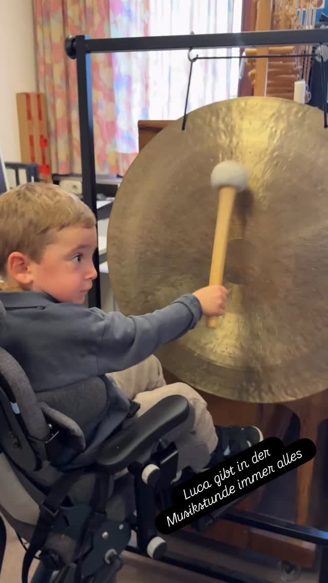 Wir sind jetzt seit über einem Monat in der Reha in Vogtareuth und machen tolle Fortschritte! Wir üben täglich mit unseren Talkern zu kommunizieren, den Walkern zu laufen und unsere Fein- wie Grobmotorik zu verbessern, mit anderen Kindern zu spielen und voll am Leben teilzunehmen.
Auch wenn das meiste davon ganz viel Spaß macht, ist es auch richtig viel Arbeit für uns und wir sind am Ende jeden Tages total fertig. Wir müssen auch blöde Sachen, wie diese Woche ein MRT, zwei Impfungen, ein HüftScan, Blutabnahmen und andere Untersuchungen über uns ergehen lassen. Aber wir sind ja stark wie zwei!
Wir freuen uns auch, dass wir so viel Besuch bekommen. Letzte Woche war Loki und @bvalentyn bei uns und gestern ist @ele.slf angereist fürs Wochenende!
Wir hoffen euch geht es allen gut
Luca & Neo
#starkwiezwei #reha #hippotherapy #leucodystrophie #kindermitbesonderenbedürfnissen