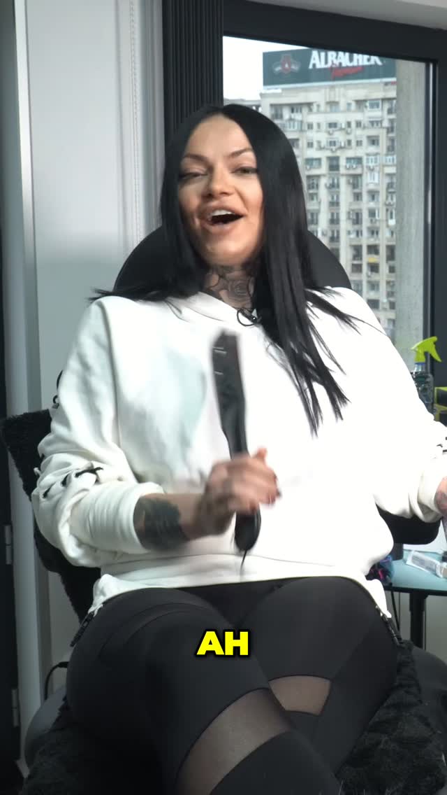 🎤 Tattoo Collector – Anurih despre „celebrul 5 minute” 😅
Pentru cei care nu s-au tatuat încă, un adevăr universal:
🔥 NU credeți niciodată când tatuatorul spune „mai sunt 5 minute”.
La tatuaje, „5 minute” = încă vreo 30, minim.
Și partea cea mai „frumoasă”?
Anurih spune că artiștii lasă intenționat zonele cele mai dureroase la final… când deja ești umflat, sensibil și pregătit pentru lupta finală.
👉 „Ca să simți că ai făcut un tatuaj. Să simți.”
Dacă știi, știi. 😄💉
Dacă nu știi… o să afli.
#TattooCollector #Anurih #TattooHumor #Tatuaje #RealityCheck #TattooLife