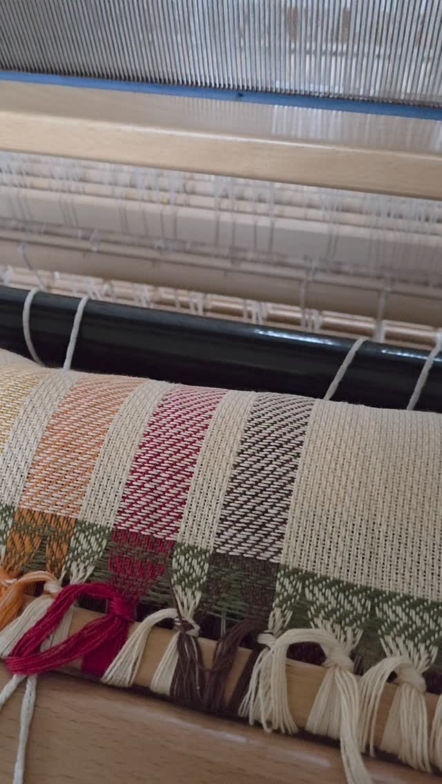 Technology! 🤣 Run done.....not quite 9 towels.
#sunriselodgefiberstudio #weaversofinstagram #weaving #handweaving #handmade #cotton #kitchendecor #inprogress #turnedtwill #towels #teatowels #cotton #louet #spring