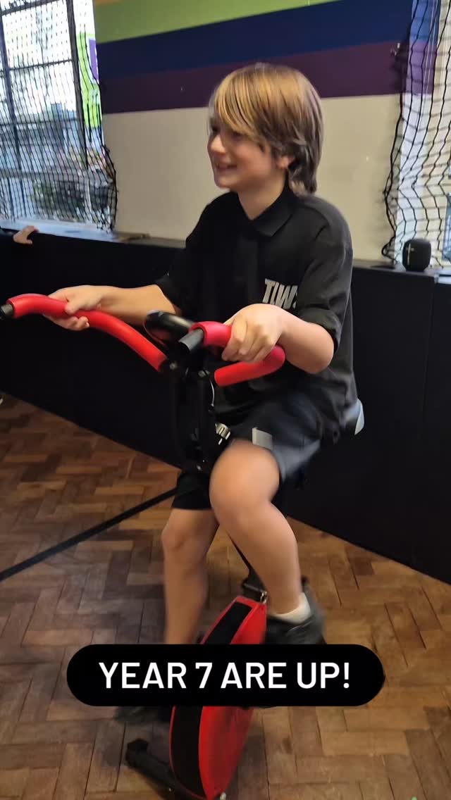 Year 7's turn!
Look at those legs go!
@bbccin #bbcchildreninneed