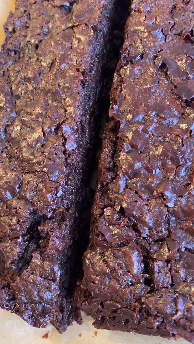 Brownie sucré salé au miso ☄️🔥
Parce qu’on peut allier la gourmandise du sucre et du chocolat avec les bons nutriments du miso et des graines de chia 🌟
5 cuil. à soupe de graines de chia
150 g d’huile de coco désodorisée
250 g de chocolat noir pâtissier
350 g de sucre muscovado blond
120 g de farine
3 cuil. à soupe de miso blanc
3/4 de cuil. à café de fleur de sel
Préchauffez votre four à 180°C et chemisez un moule à gâteaux rectangulaire avec du papier cuisson. Dans un bol, mélangez les graines de chia et 25 cl d’eau, puis réservez.
Faites chauffez l’huile de coco et le chocolat en morceaux dans une casserole sur feu doux. mélangez de temps en temps jusqu’à ce que le tout soit fondu, puis retirez du feu. Incorporez le sucre, la farine et le miso, et parsemez le sel par-dessus. Enfin, ajoutez les graines chia gonflées et mélangez. Versez la préparation dans le moule chemisé. Répartir uniformément.
Placez le moule dans le four et faites cuire 45 min, puis retirez du four. La texture du brownie sera peut-être un peu molle au centre (un peu comme du flan), mais ensuite elle se raffermira un peu et deviendra fondante. Laissez refroidir complètement et découpez le brownie en carrés.
Recette @meerasodha
#healthyfood#organicfood#instafood#instagood#instagoodfood#foodstagram#eeeeeats#feedfeed#veggie#veggiefood#foodies#homemadefood#eat#eatgood#gourmandise#food#foodshare#recettemaison#onmytable#storyofmytable#cook#cooking#vegan#veganfood#veganrecipe #foodies#nutritionniste#larochelle#brownie#miso#recette