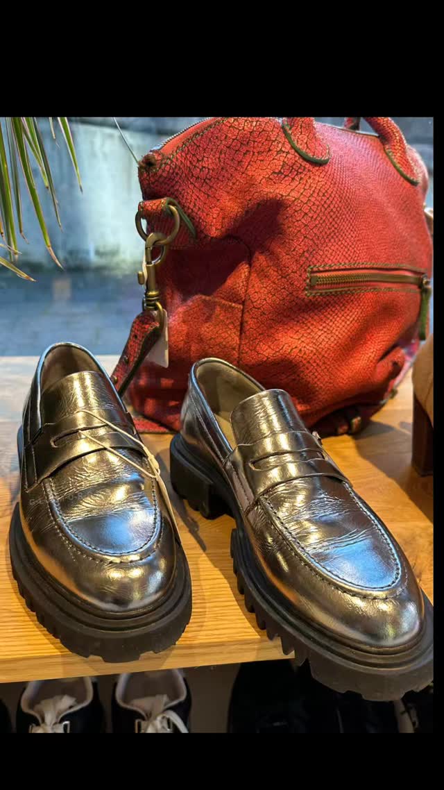 G-L-A-M-O-R-O-U-S Autumn in #prosecoboutique #zollikofen #secondhandfashion #SecondhandSecondChance #shoppingbern