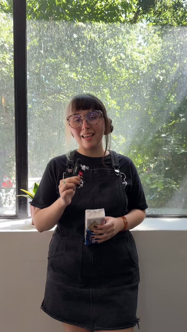 🧠🥦 ¿Qué son realmente los alimentos ultraprocesados?
Tania, nutricionista de Espacio de Salud Hanami, nos explica por qué estos productos —llenos de azúcares añadidos, grasas, colorantes y conservantes— pueden afectar tu salud más de lo que crees.
🍟 Ejemplos comunes: snacks, galletas, hamburguesas, barritas de cereal y hasta sopas instantáneas.
⚠️ ¿Qué pasa si los consumes a diario?
Pueden generar problemas digestivos, afectar el eje intestino-cerebro, causar déficit de vitaminas y minerales, e incluso malnutrición por exceso.
¿La razón? Desplazan fácilmente los alimentos naturales.
👀 ¿Cómo reconocerlos?
Listas de ingredientes eternas, emulsionantes, conservantes y azúcares añadidos.
La clave: no te guíes solo por las calorías.
🌿 Prefiere alimentos naturales y cuida tu bienestar desde adentro.
Tania, nutricionista de Espacio de Salud Hanami, te invita a agendar tu hora para acompañarte en tu proceso de mejorar tu alimentación.