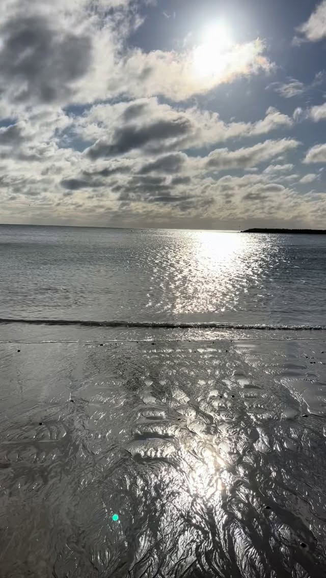 ✨
Pause 🙏🏻
Breathe 🌬️
Feel into this New Moon 🌙 energy.
What is your heart truly calling in? 💞
Can you see yourself being, doing, creating the life your soul desires?
Gently notice what feels in the way. 🚪
Are you ready to release it… to move the obstacles, soften the fear, and let go without picking it back up again?
This New Moon invites you to open the door to the new —
to allow it to become your lived reality. 💞 #newmoonvibes #pausebreathedoyou💞 #oceanwaves🌊