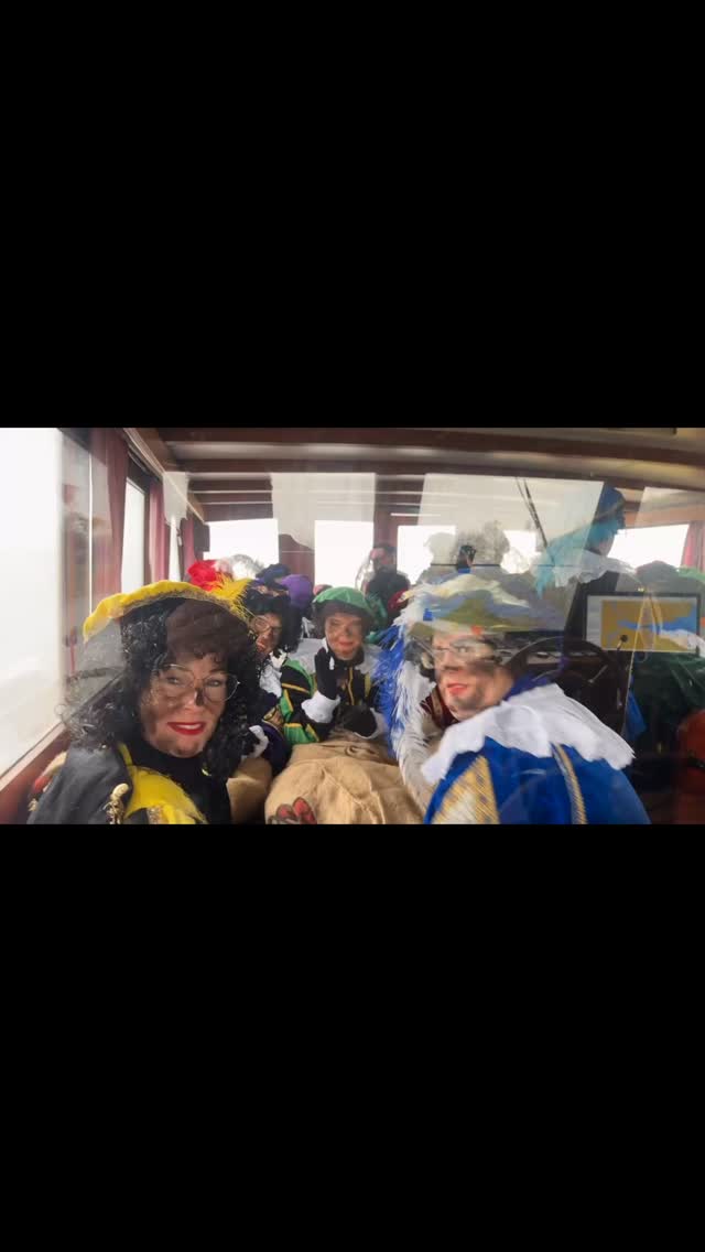 ๐ ๐๐จ๐ ๐ฬ๐ฬ๐ง ๐ง๐๐๐ก๐ญ๐ฃ๐ ๐ฌ๐ฅ๐๐ฉ๐๐ง! ๐
Morgen is het zoverโฆ Sinterklaas komt ๐๐๐ง ๐ข๐ง ๐๐จ๐ฎ๐ซ๐ ๐จ๐ฉ ๐๐ ๐๐ข๐ฆ๐ฆ๐๐ซ๐ฐ๐ข๐ฅ๐ฅ๐! ๐ขโจ
We zijn op dit moment nog onderweg over de Friese wateren, maar natuurlijk zorgen we dat we precies op tijd in Joure aankomen.
De Sint en zijn Pieten kunnen niet wachten om jullie allemaal te zien! โค๏ธ
๐ ๐ญ๐ถ๐ฒ๐ป ๐๐ฒ ๐ท๐๐น๐น๐ถ๐ฒ ๐บ๐ผ๐ฟ๐ด๐ฒ๐ป ๐ผ๐บ ๐ญ๐ฐ.๐ฌ๐ฌ ๐๐๐ฟ ๐ถ๐ป ๐ฑ๐ฒ ๐ฃ๐ฎ๐๐๐ฎ๐ป๐๐ฒ๐ป๐ต๐ฎ๐๐ฒ๐ป ๐๐ฎ๐ป ๐๐ผ๐๐ฟ๐ฒ?
Neem je mooiste glimlach mee,het wordt een magische intocht! ๐
#Sinterklaas #IntochtJoure #Simmerwille #FrieseMeren #Joure #Sinterklaas2025 #Gezelligheid #PassantenhavenJoure
