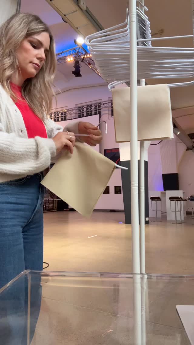 ✨ Was für ein Tag! ✨
Ich bin immer noch völlig überwältigt… Das Event war ein voller Erfolg und einfach so, so schön. 🤍
So viele Menschen, so viele liebe Gespräche — und dann diese Schlange vor meinem kleinen Bereich, weil ihr alle eine Mini-Farbberatung haben wolltet. Ich kann es immer noch nicht glauben.
Auch bei Arella Design war so viel los. Es hat uns so glücklich gemacht zu sehen, wie viele von euch stehengeblieben sind, unsere Produkte in die Hand genommen haben und sie einen neuen Platz bei euch zuhause gefunden haben.✨
Ein großes Danke geht an Brands & Love. Danke für eure Organisation, eure Mühe, eure Wärme und dafür, dass ihr kleinen Brands wie uns eine Bühne schenkt.🫶🏼
Ich bin einfach nur dankbar für diesen Tag, für jede Begegnung, für jeden Moment — und dafür, dass ich ein Teil davon sein durfte. 🤍✨
#brandsandlove #arelladesign #farbberatung #colourandstylecoach #bielefeld #lenkwerk #smallbusinesslove #dankbarkeit #beautyandcolourstudio @brandsandlovepopup