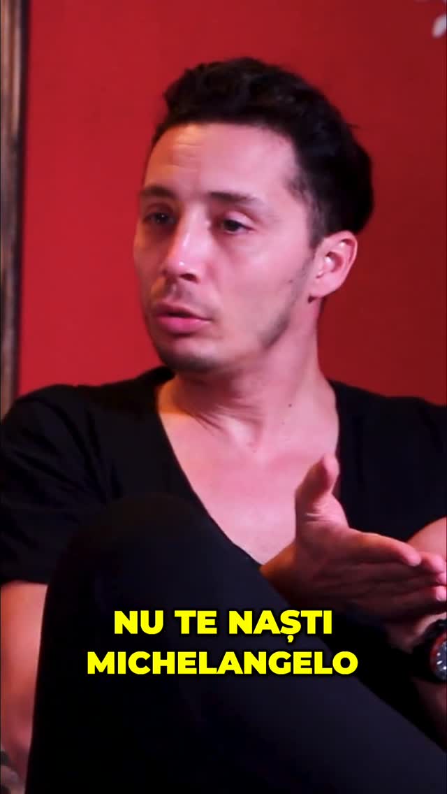 🎨 Nu te naști Michelangelo. Devii Michelangelo.
Un adevăr simplu, dar pe care mulți uită să-l vadă.
Ce poate fi mai frumos decât să înveți?
Câți dintre noi nu și-ar dori să prindă meserie direct de la un „Messi” al domeniului lui?
Să vadă, să întrebe, să înțeleagă… și să crească.
Dar în lumea asta, unde toți vor rezultate peste noapte, uităm un lucru:
👉 Nu există meserie care să te îmbogățească instant.
Nu ai cum să arzi etapele. Nu ai cum să sari peste muncă, peste eșecuri, peste orele lungi în care înveți, repeți, greșești și o iei de la capăt.
Succesul are un secret simplu: răbdarea.
Răbdarea de a deveni.
De a munci.
De a învăța.
Pentru că adevărul rămâne același:
✨ Nu te naști Michelangelo. Devii Michelangelo.
Și asta e cea mai frumoasă parte a drumului.