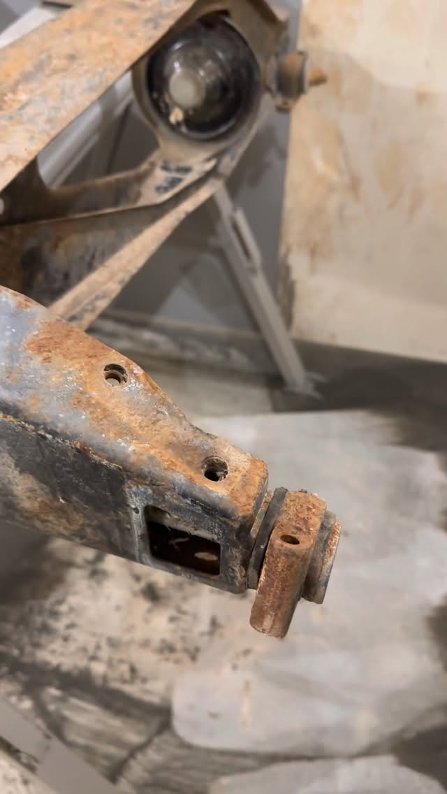 De la rouille au renouveau… 😳🔥
Regarde ce berceau arrière de Minimoke reprendre vie sous mes yeux !
L’aérogommage = magie pure ✨#aerogommage #renovation #fyp