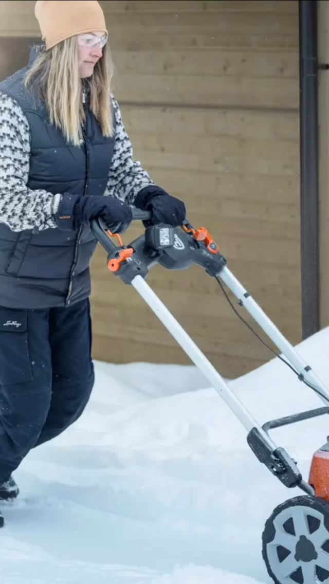 Der Schnee kommt! ☃️ Profitiere jetzt von der Akku-Schneefräsen-Aktion von Husqvarna.
Die ST 253i und die SR 143i sind aktuell zum Sonderpreis erhältlich – leistungsstark und bereit für den Winterdienst.
Mehr Infos gibt’s im Onlineshop oder direkt vor Ort bei uns in Lenzburg.