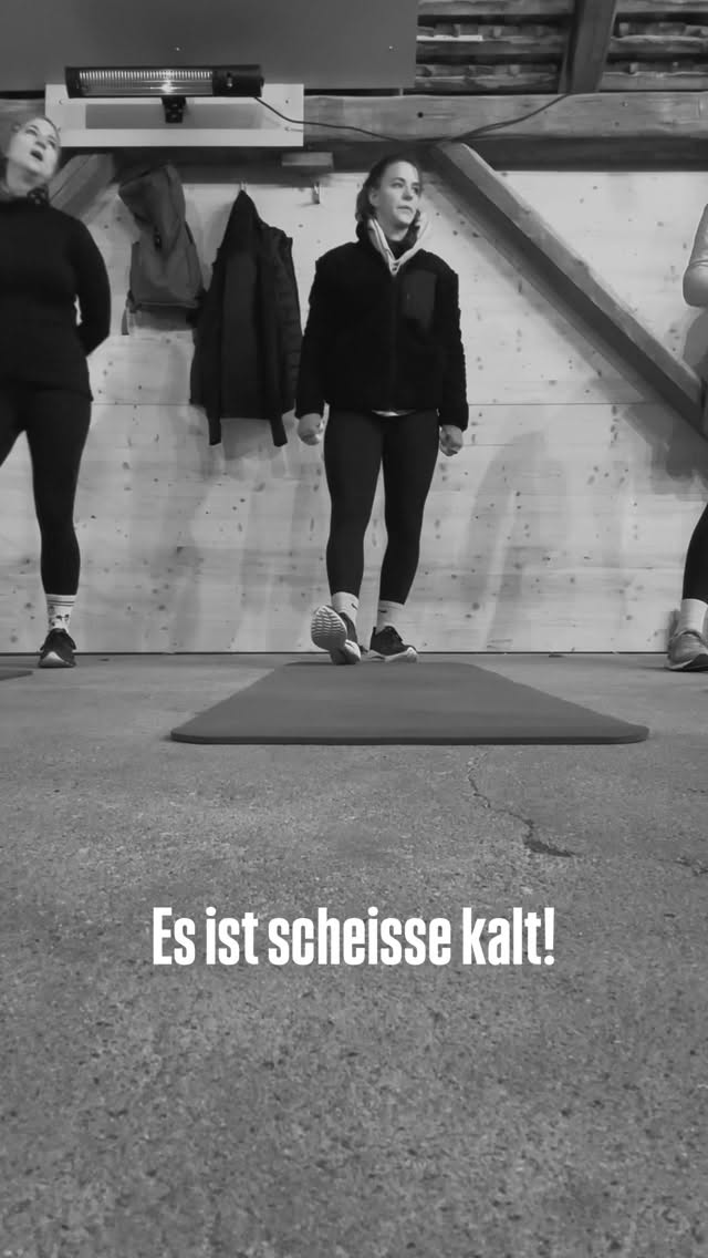 Scheisse kalt! 🥶 und das ist erst der Anfang vom Winter! 🤭
Wir scheissen drauf - wir lieben es Outdoor zu trainieren.
Ohne sexy aussehen zu müssen😻
Ohne vor dem Spiegel posen 💪🏽
Ohne stickige Luft 🌬️
Mit viel Verbundenheit ✌🏻
Mit Bewusstsein 🤲🏻
Mit frischer Luft 🌪️
Warm wird dir auch, wenn es kalt ist!
Es loht sich auch jetzt zu starten - es gibt keinen Grund dagegen 😉