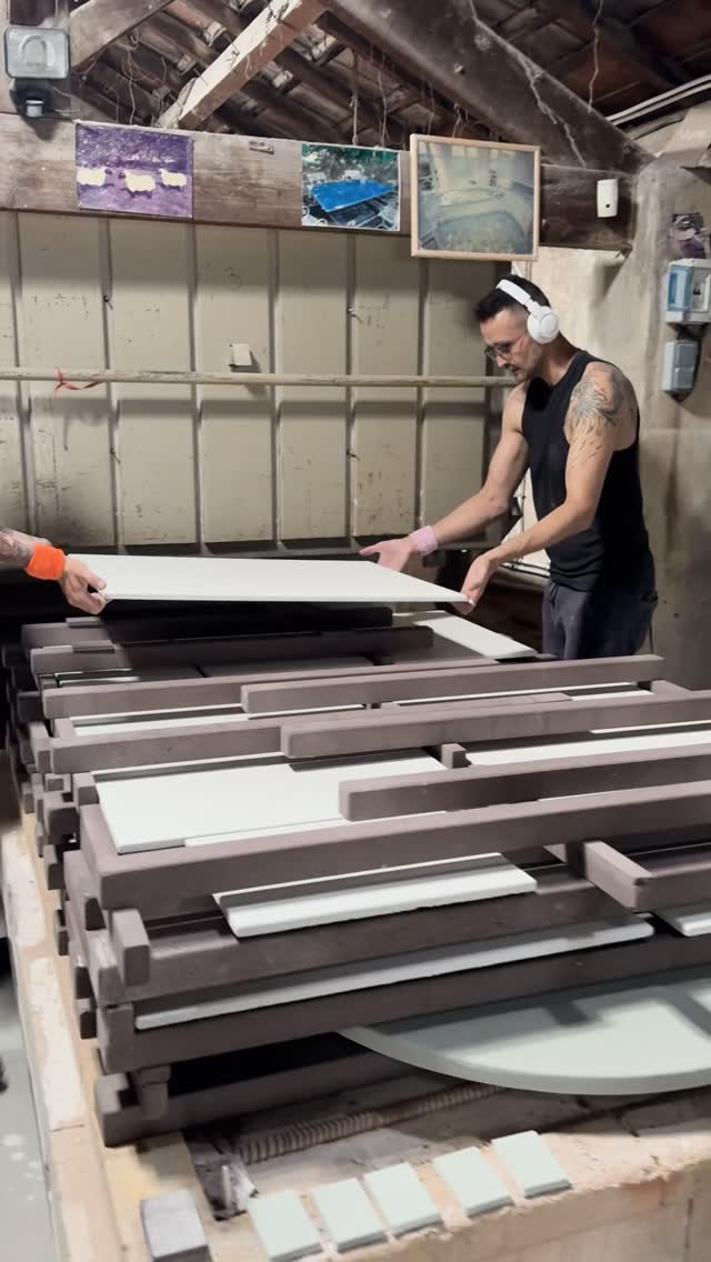✨ Bar extérieur en lave émaillée – Rayol Canadel
Un projet sur mesure signé Lavastone.
Nous avons récemment conçu, fabriqué et installé un bar extérieur de 6 mètres, réalisé en pierre de lave émaillée blanc coquille – un véritable élément architectural pensé pour sublimer l’espace.
Imaginé en 3D par @le_roy_design , ce bar révèle dès les premières esquisses un rendu fidèle à l’intention architecturale.
Il se compose de trois imposants plateaux en lave émaillée, posés sur une structure en acier thermolaqué intégrant 17 tiroirs fonctionnels.
Chacune des façades est habillée d’une plaque en lave émaillée, créant un rythme visuel harmonieux et une résistance exemplaire aux usages extérieurs.
📐 Dimensions : 600 × 70 × 92 cm
Une surface généreuse, pensée pour un usage intensif et durable.
🇫🇷 Fabrication 100% française
De la conception à l’installation, chaque étape a été réalisée dans nos ateliers, avec un suivi rigoureux pour garantir une qualité irréprochable et une parfaite cohérence entre design et exécution.
📩 Un projet en tête ?
Contactez-nous : contact@lavastone.fr
#designproduct #lavastone #poolhouse #outdoor #archilovers