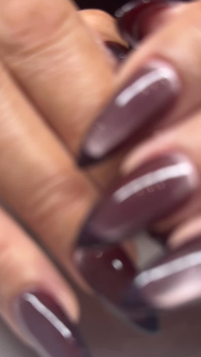 These burgundy cat-eye glitter frenchies are giving all the holiday feels 😍✨
Book your Holiday sets! We have limited space left ❤️
#holidaynails #christmasnails #burgundynails #cateyenail #konanails #bigislandnails #hawaiinails #konanailsalon #bigislandnailsalon #nailart #apresgelx #coutureclaws