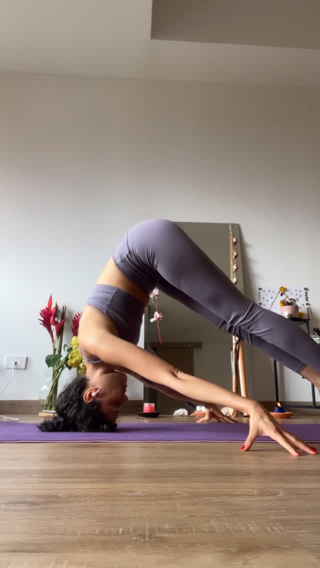 🌙 ¿Cómo van sintiendo la energía de la *Luna Nueva en Escorpio?
Cambios, transformaciones, acciones radicales…
Algo nuevo está despertando.
Algo que no te imaginabas empieza a mostrarse; te empieza a “caer el 20” jeje.
Esos “ajá moments”, que nos ayudan a entender cositas que antes no podíamos ver.
La energía se está moviendo potente, yo ya la puedo sentir, es un momento para: sembrar nuestras intenciones, iniciar esos procesos profundos (terapia, acompañamientos), esos estudios que han venido resonando en el corazón. Y darle la cara a aquello que hemos venido evadiendo.
¿Lo sienten? ¿Lo ven?
*~~~~~~~~~~*
Y las que están en la luna (sangrando) como yo…
escuchemos a nuestro útero🐚🌸
El cuerpo está vibrando alto.
Nuestra luna es una medicina potente:
trae claridad, visión, afina el sentir, la antena, el sensor.
Nos conecta con la intuición y con la verdad del corazón.
Si se permiten escuchar la voz del útero, sentir su dolor (si hay cólicos), respirar, conectar con su sangre 🩸, podrán comprender lo que les está comunicando:
— ¿En qué vínculos o áreas de mi vida sigo diciendo “sí” cuando quiero decir “no”?
— ¿Dónde sigo poniendo una barrera por miedo a abrir mi corazón?
— ¿Dónde me estoy juzgando internamente?
Cada vez que nos juzgamos, el cuerpo se contrae.
Es decir: se cierra y se vuelve rígido.
Pregúntate también:
— ¿Qué estoy idealizando?
— ¿Dónde me estoy autoengañando y amarrando sin poder soltar?
— ¿En qué área de mi vida puedo darme más amorcito, más sostén?
— ¿Qué de mí no estoy honrando o aceptando?
Cuéntenme 🌸🤗
Las leo.
Las abrazo, estamos juntas.🤍