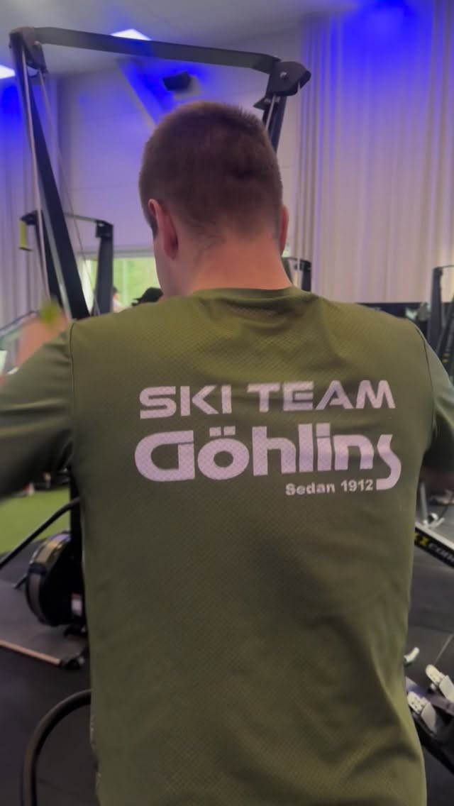 Knappt 3 veckor till säsongspremiären i Bad Gastein och @andersson.elias visar oss hur man gör en Ragde Indoor Challenge
Löpband 5000 meter, lutning 10
Skierg 5000 meter, motstånd 7-8
Rodd 2000 meter, motstånd 5-6
@klubbenbygohlins @gnosjoandan
@eleikosport
@skiclassicsofficial
#ragdeindoorchallenge
@teamragdecharge
@svtsport @langdse
@umarasports @hestragloves