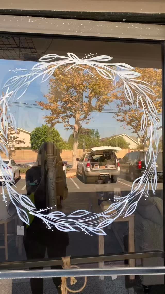 Classic all white Christmas, from So Cal…. Where we’ve never had a white Christmas hahahah
#windowsplash #christmaswindows #muralist #togodbetheglory #whitechristmas