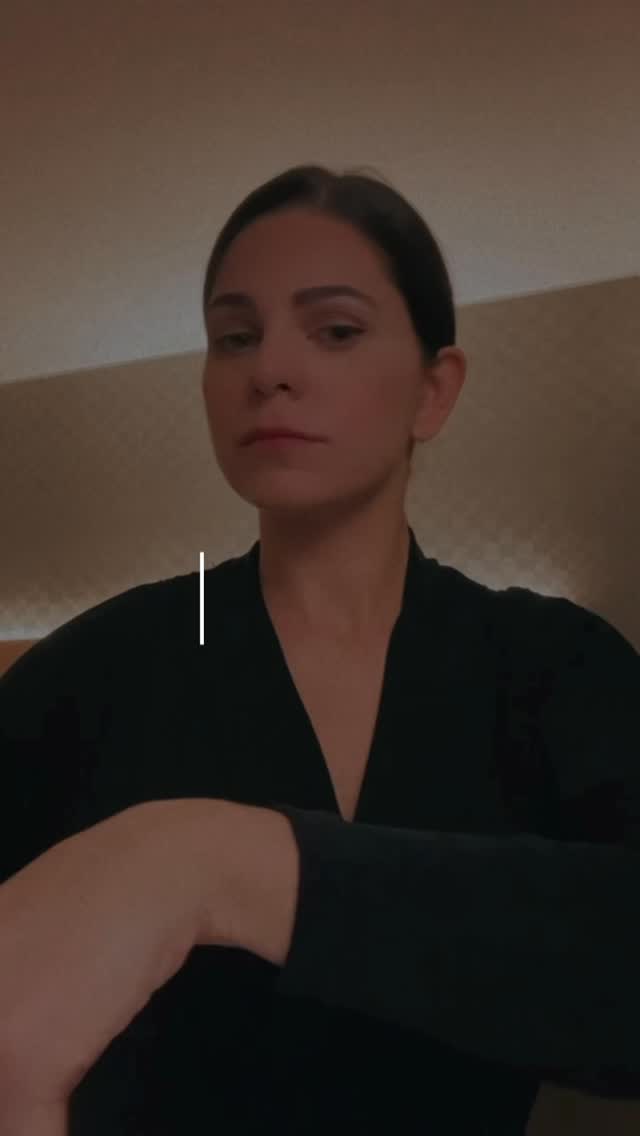 Tem dias que tá corrido mesmo e a gente precisa sair correndo, mas arrumada né?
Nesses dias faça isso na hora de se arrumar:
✨Monocromático - cai na tinta pra não ter que pensar em combinação.
✨Sapato metalizado pra trazer aquele interesse no outfit
✨Um rabo de cavalo, porque você não tá com tempo de brigar com seu cabelo
✨Finaliza com um brincão pra trazer muita interessância
Qual desses você já faz em dias corridos?
…
#biamatosconsultoriadeimagemeestilo #imagemeestilo #consultoriadeimagem #imagempessoal #estilopessoal #lookdodia